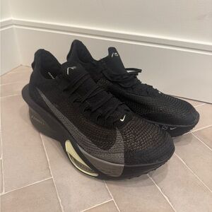 Nike Men's Black and Gray Athletic Shoes